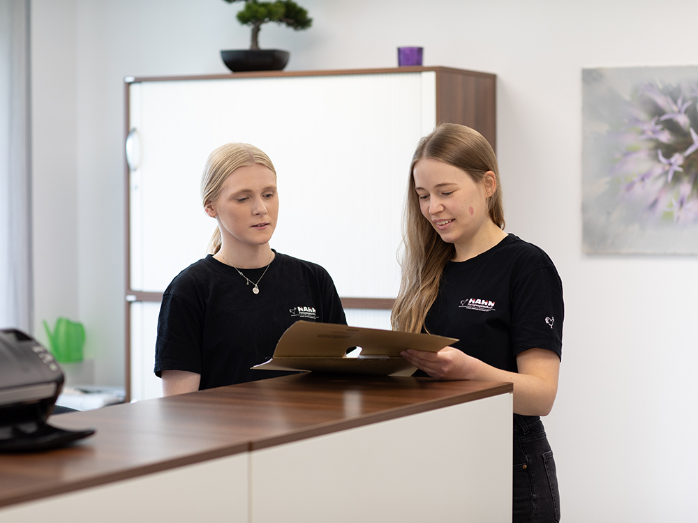 Mitarbeiterinnen besprechen Details eines Projektes